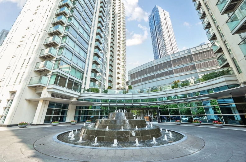 1 bedroom apartments/flats to sale in Pan Peninsula Square, South Quay-image 1