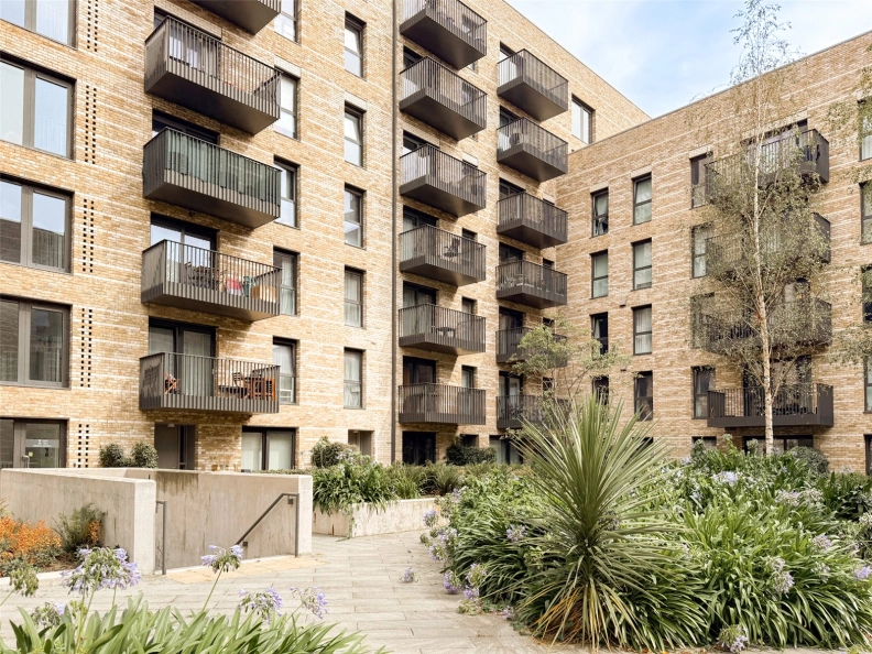 1 bedroom apartments/flats to sale in Bramwell Way, Pontoon Dock-image 1