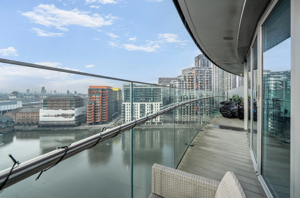 1 bedroom apartments/flats for sale in Crossharbour Plaza, Canary Wharf - E14 view 16