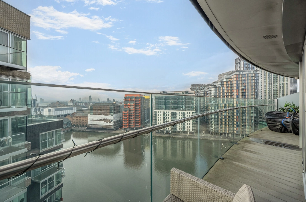 1 bedroom apartments/flats for sale in Crossharbour Plaza, Canary Wharf - E14 view 14
