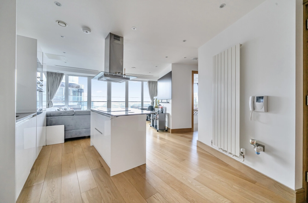 1 bedroom apartments/flats for sale in Crossharbour Plaza, Canary Wharf - E14 view 2