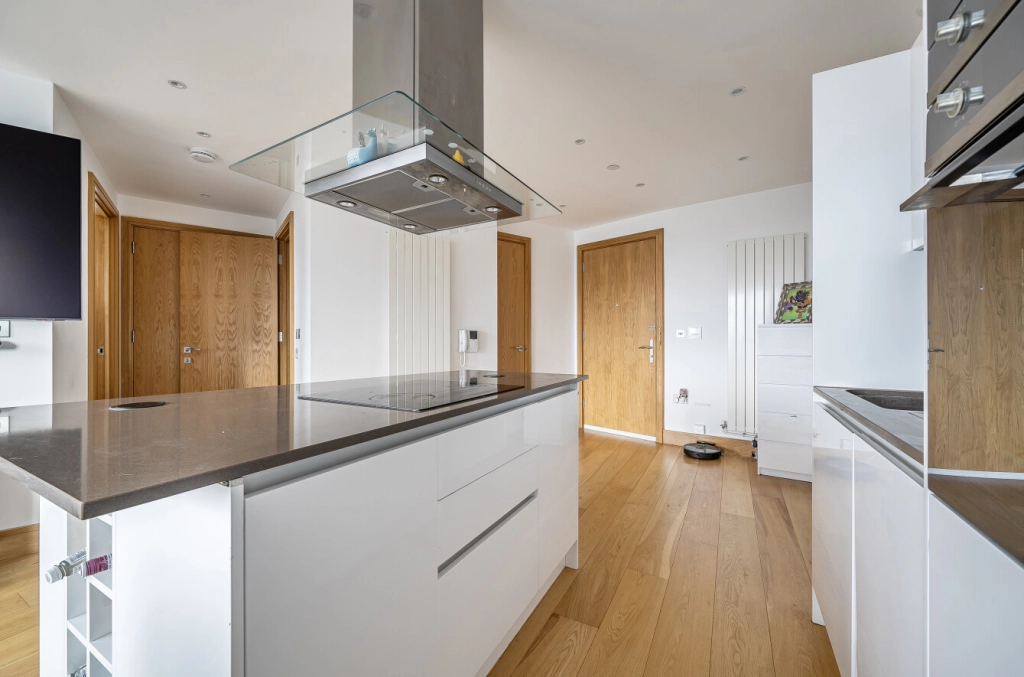 1 bedroom apartments/flats for sale in Crossharbour Plaza, Canary Wharf - E14 view 3