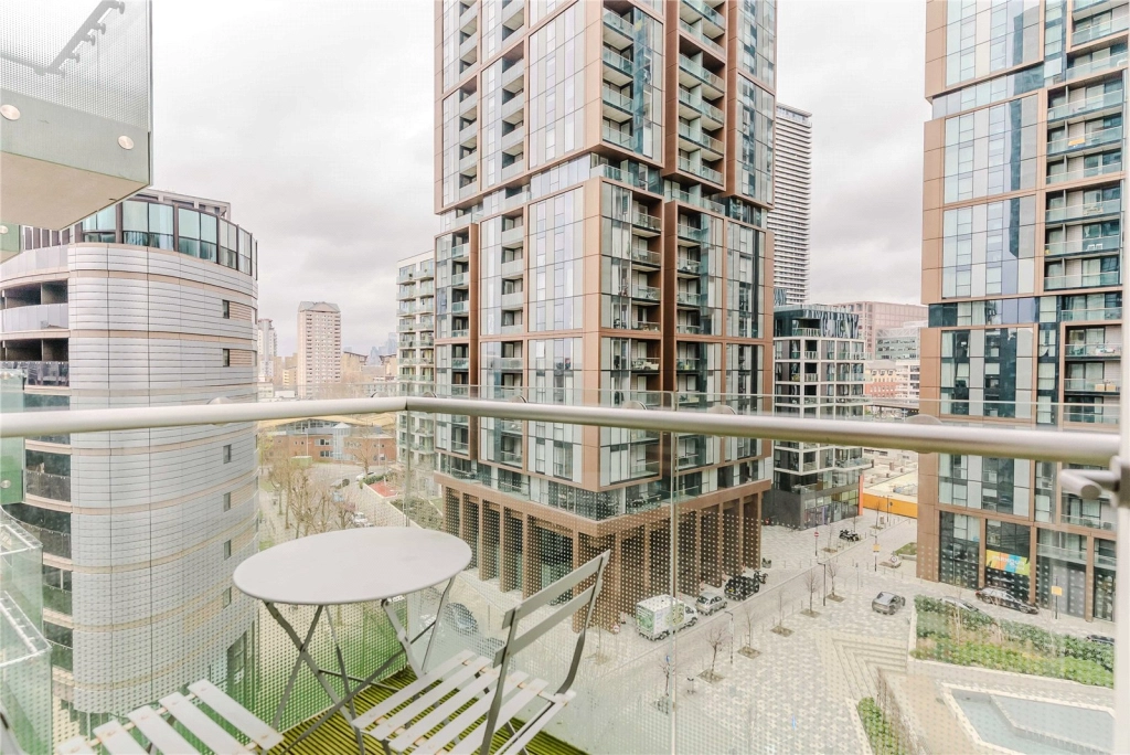 3 bedrooms apartments/flats for sale in Lincoln Plaza, South Quay - E14 view 2