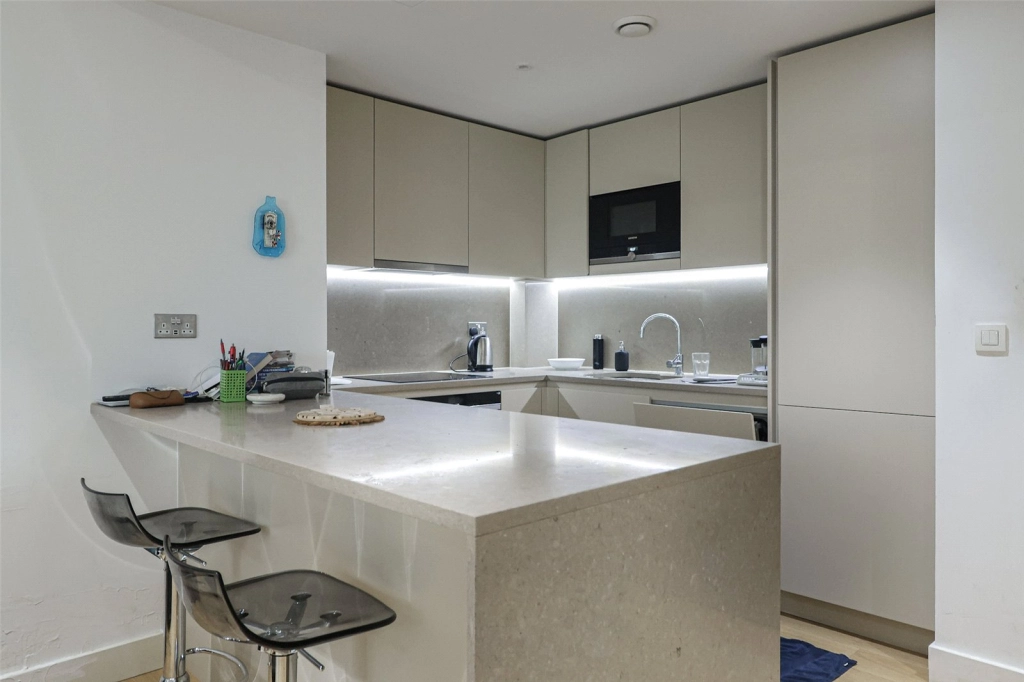 Studio apartments/flats for sale in Vaughan Way, Wapping - E1W view 4