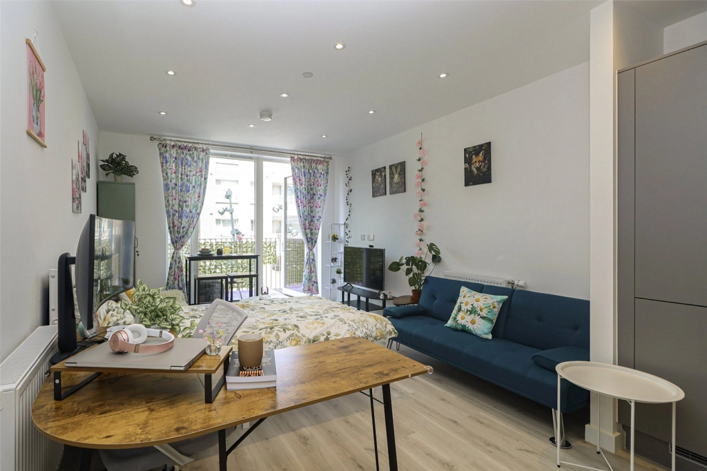 1 bedroom apartments/flats for sale in Frogley Park, Barking - IG11 view 4