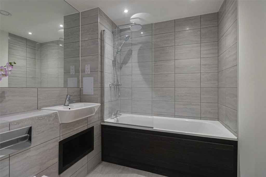 1 bedroom apartments/flats for sale in Frogley Park, Barking - IG11 view 6