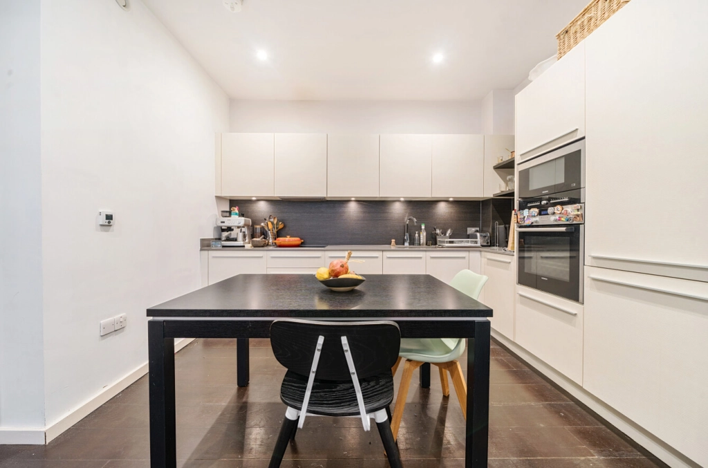 1 bedroom apartments/flats for sale in Drummond Way, Highbury and Islington - N1 view 6