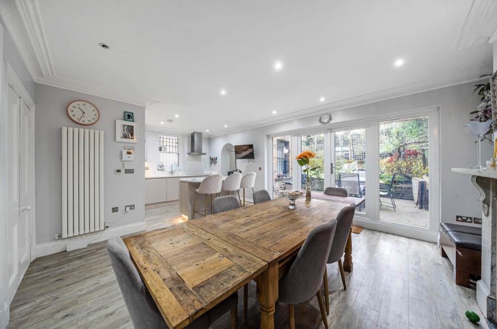 4 bedrooms houses for sale in Burghley Road, Kentish Town - NW5 view 2