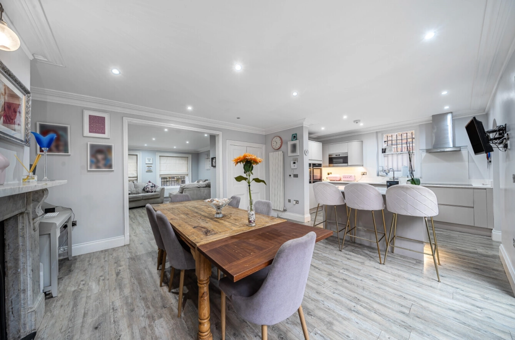 4 bedrooms houses for sale in Burghley Road, Kentish Town - NW5 view 6