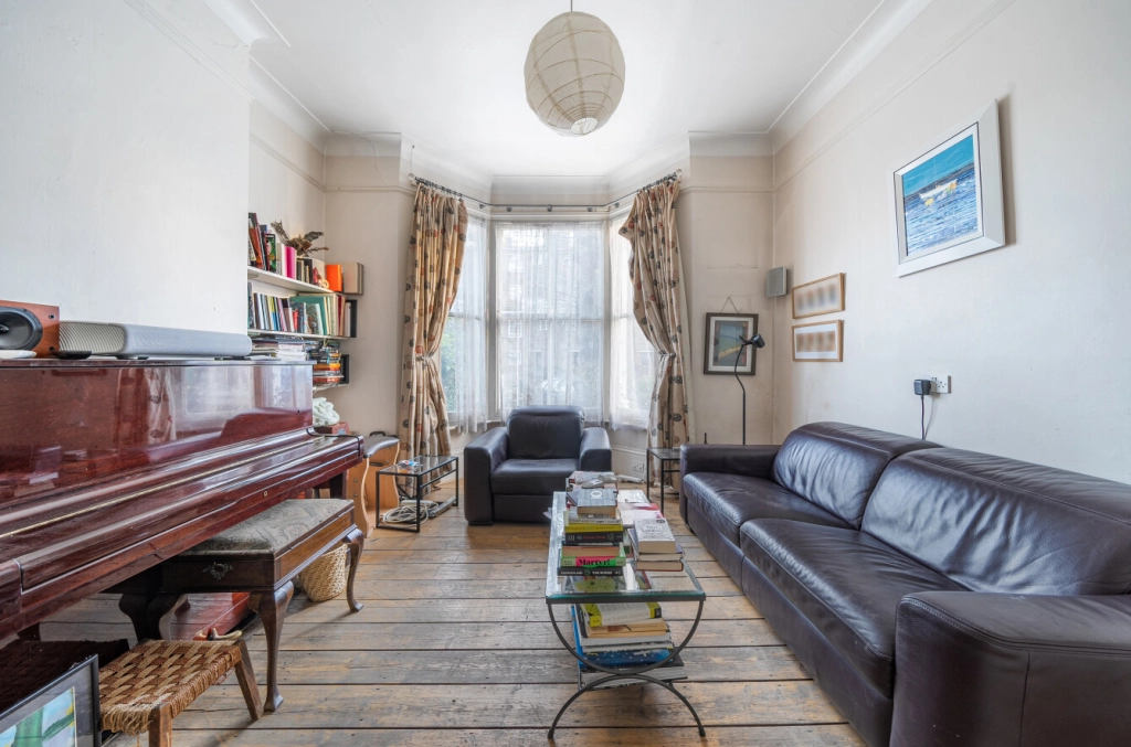 6 bedrooms houses for sale in St. Georges Avenue, London - N7 view 5