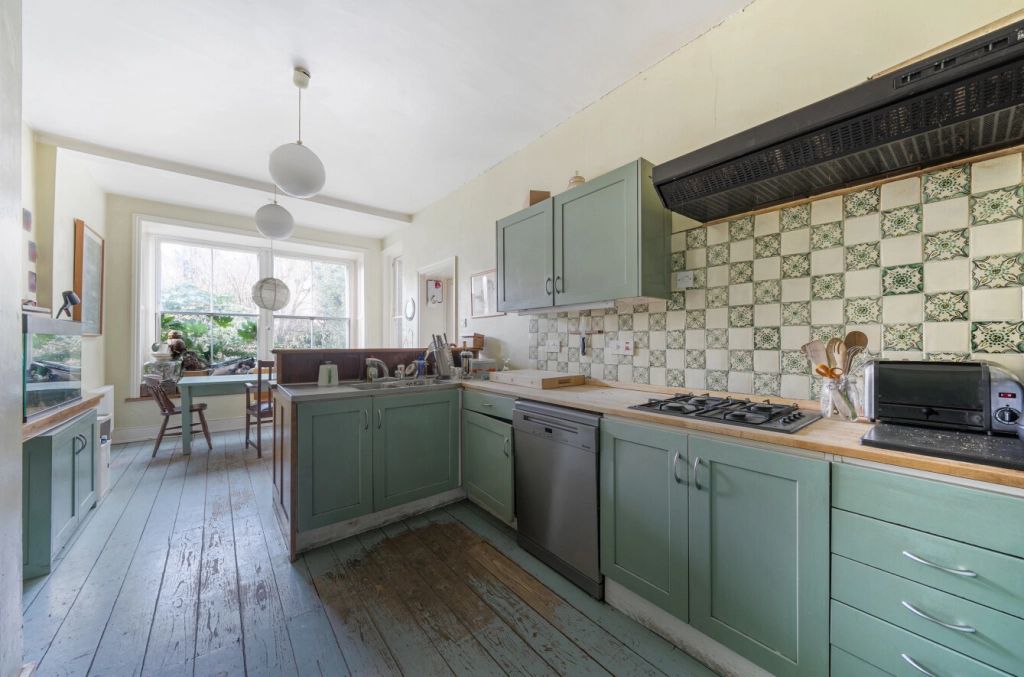 6 bedrooms houses for sale in St. Georges Avenue, London - N7 view 2