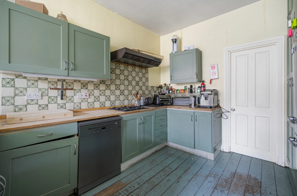 6 bedrooms houses for sale in St. Georges Avenue, London - N7 view 12