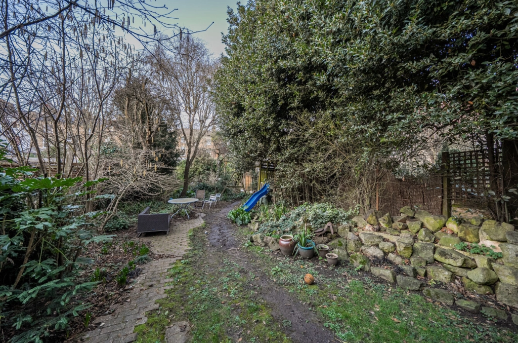 6 bedrooms houses for sale in St. Georges Avenue, London - N7 view 4