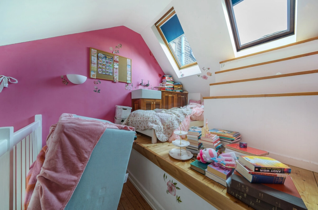 6 bedrooms houses for sale in St. Georges Avenue, London - N7 view 11