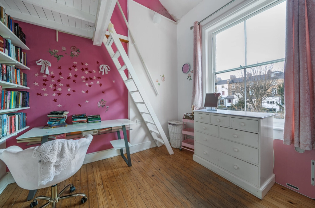 6 bedrooms houses for sale in St. Georges Avenue, London - N7 view 9