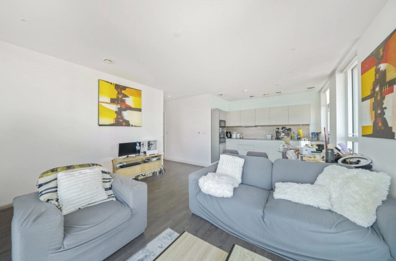 2 bedrooms apartments/flats to sale in Woodberry Down, London-image 3