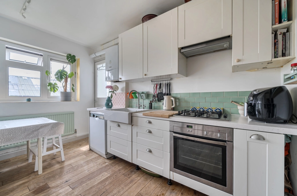 3 bedrooms apartments/flats for sale in Oakford Road, Kentish Town - NW5 view 3