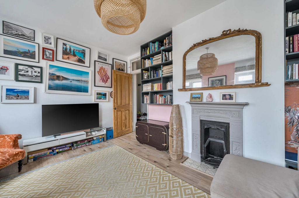 3 bedrooms apartments/flats for sale in Oakford Road, Kentish Town - NW5 view 2