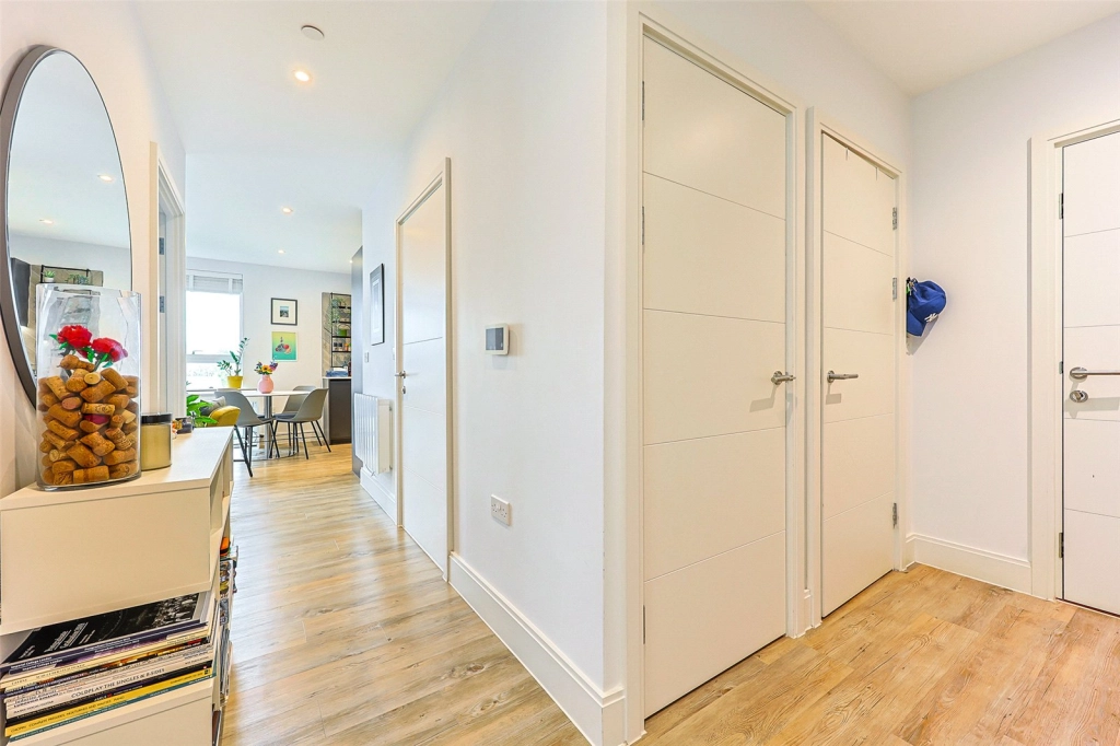 2 bedrooms apartments/flats for sale in Memorial Avenue, Slough, Berkshire - SL1 view 3