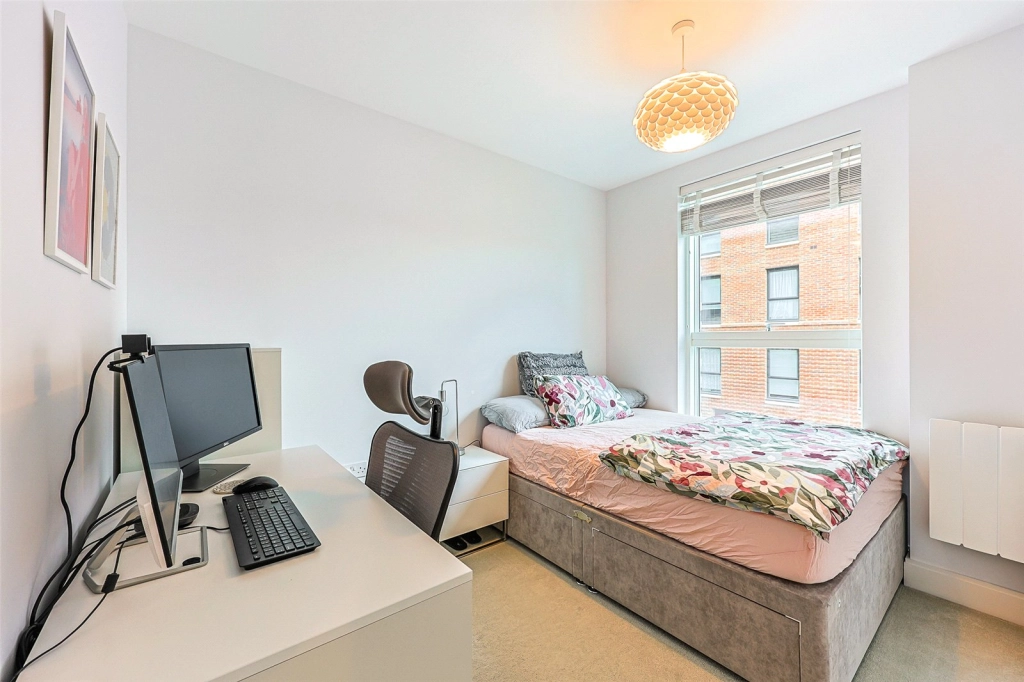 2 bedrooms apartments/flats for sale in Memorial Avenue, Slough, Berkshire - SL1 view 5