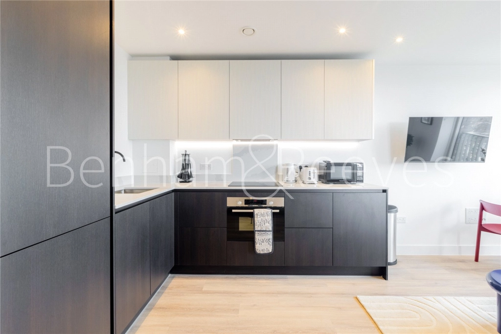 1 bedroom apartments/flats for sale in Heartwood Boulevard, London - W3 view 2