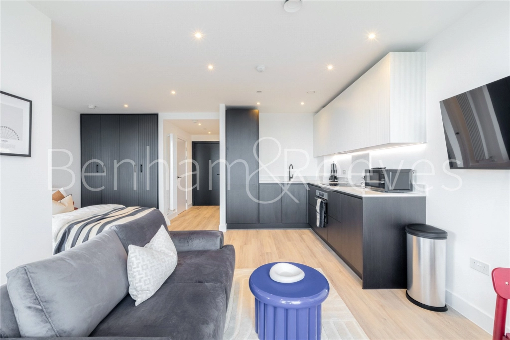 1 bedroom apartments/flats for sale in Heartwood Boulevard, London - W3 view 9