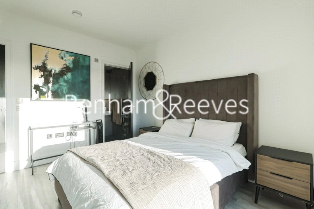 2 bedrooms apartments/flats for sale in Portal Way, London - W3 view 3