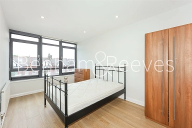 Larden Road, London - W3 view 5