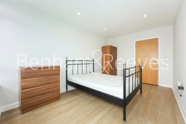 Larden Road, London - W3 view 10