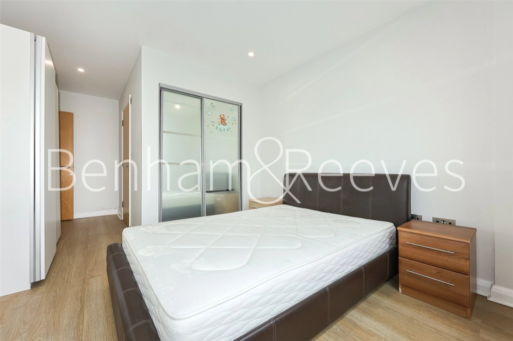 2 bedrooms apartments/flats for sale in Larden Road, London - W3 view 3
