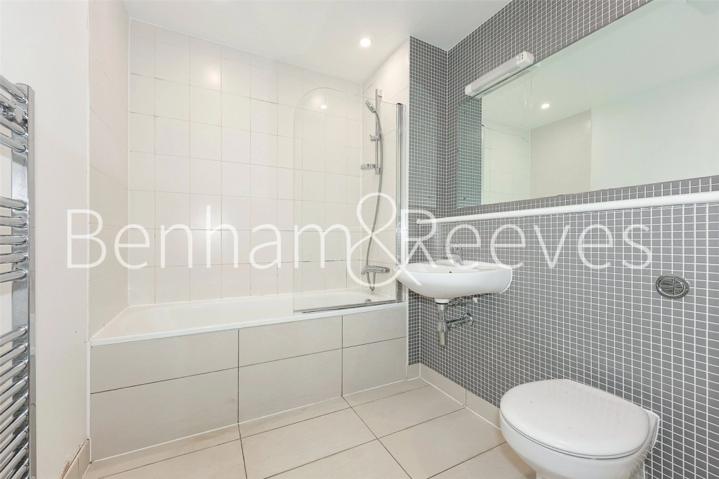 2 bedrooms apartments/flats for sale in Larden Road, London - W3 view 4