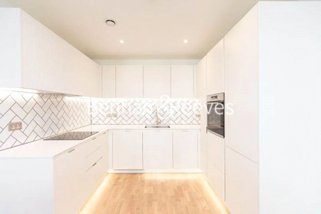 1 bedroom apartments/flats for sale in Greenleaf Walk, Southall - UB1 view 3
