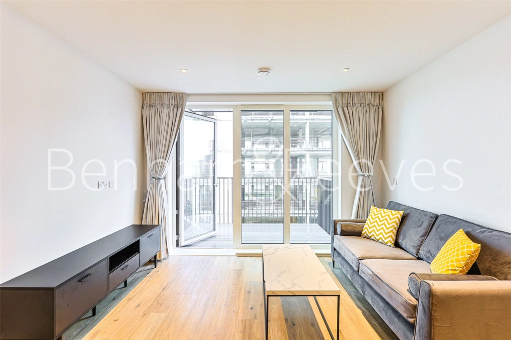 1 bedroom apartments/flats for sale in Greenleaf Walk, Southall - UB1 view 2