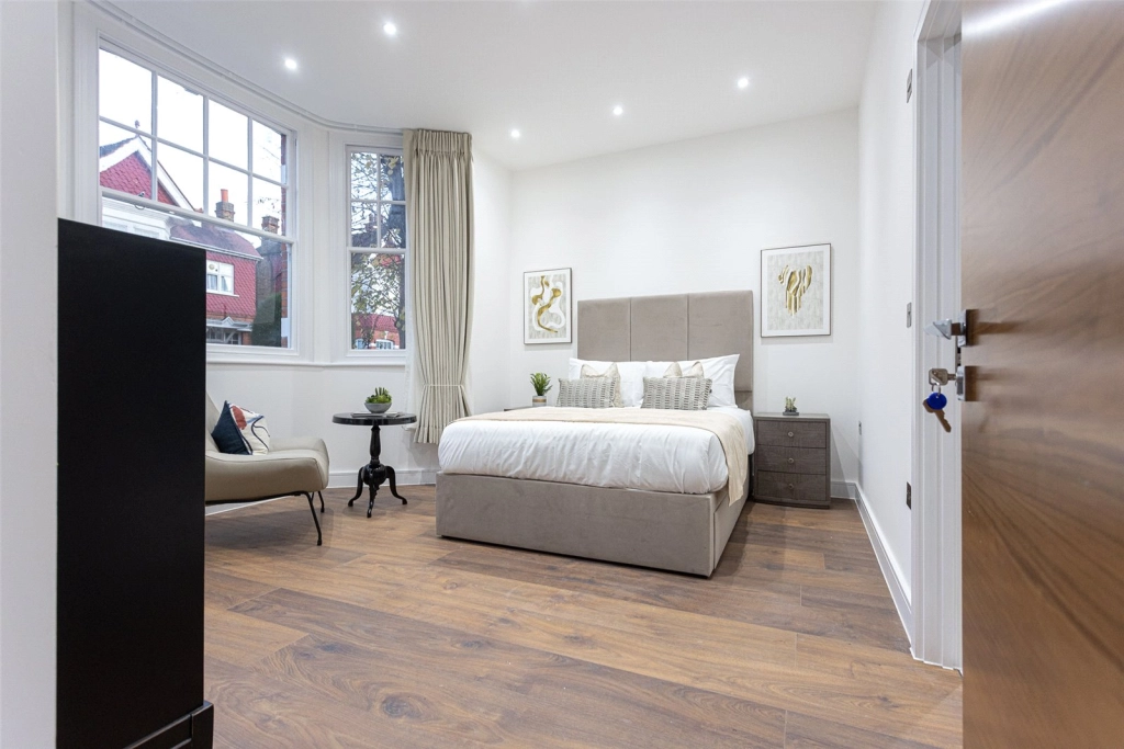 4 bedrooms apartments/flats for sale in Hillcrest Road, London - W3 view 5
