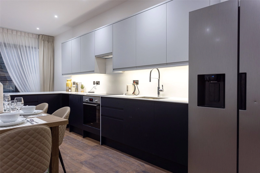 4 bedrooms apartments/flats for sale in Hillcrest Road, London - W3 view 3