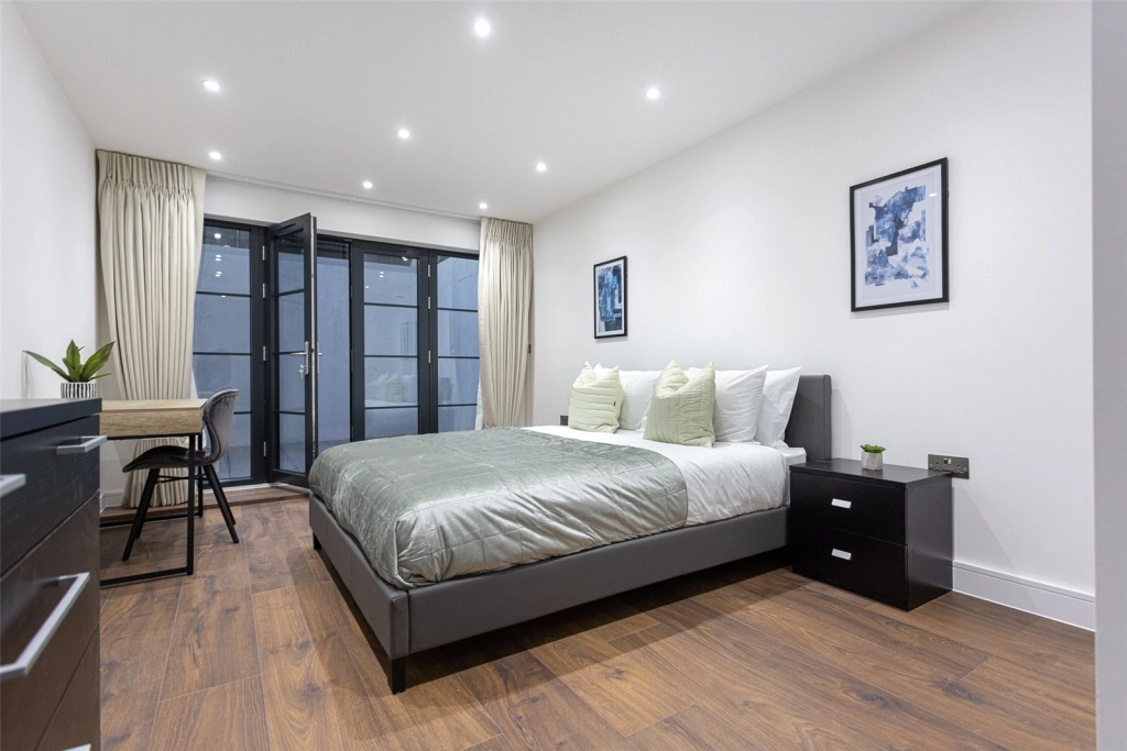 4 bedrooms apartments/flats for sale in Hillcrest Road, London - W3 view 4