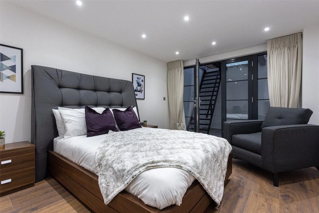 4 bedrooms apartments/flats for sale in Hillcrest Road, London - W3 view 7