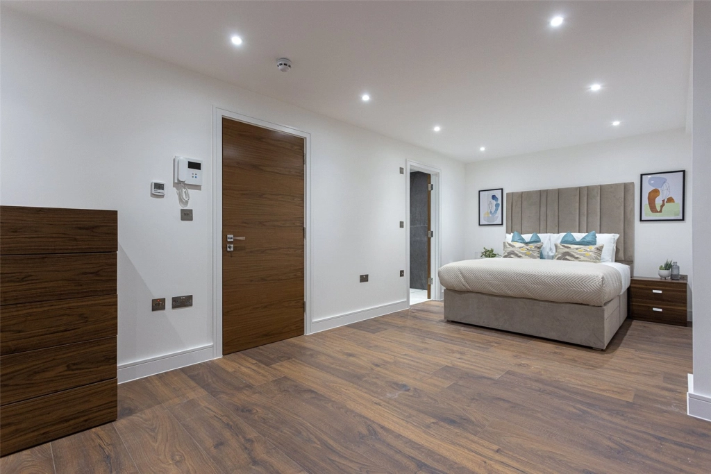 4 bedrooms apartments/flats for sale in Hillcrest Road, London - W3 view 18