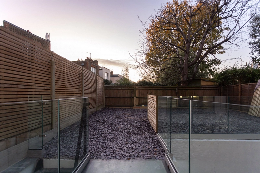 4 bedrooms apartments/flats for sale in Hillcrest Road, London - W3 view 20