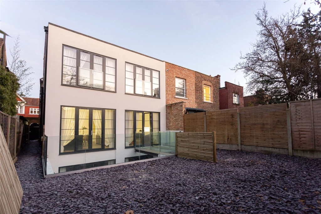 4 bedrooms apartments/flats for sale in Hillcrest Road, London - W3 view 21