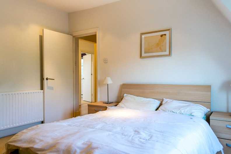 2 bedrooms apartments/flats to sale in Crescent Road, Crouch End, London-image 3