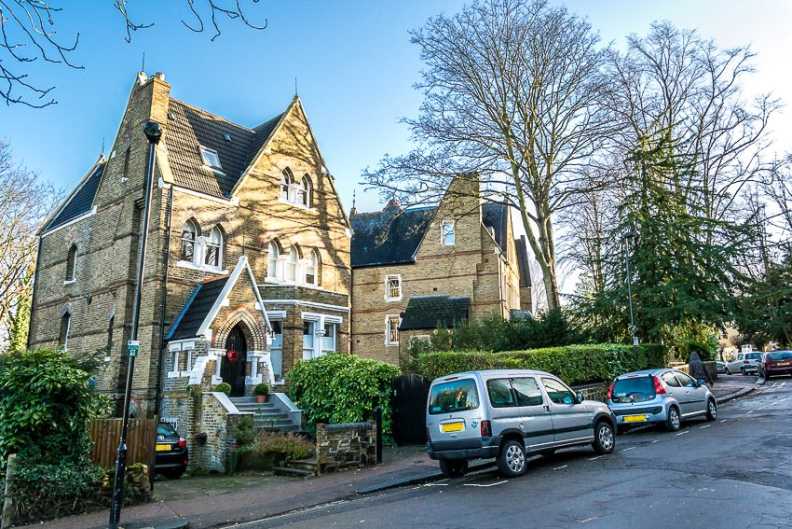 2 bedrooms apartments/flats to sale in Crescent Road, Crouch End, London-image 1