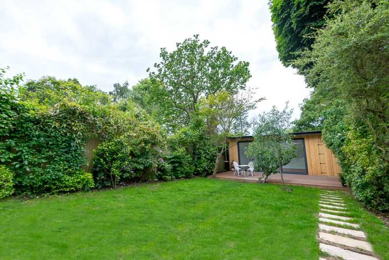 4 bedrooms apartments/flats to sale in Park Drive, Golders Hill Park-image 4