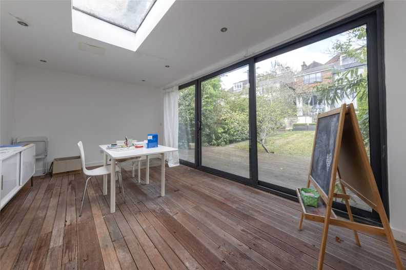 4 bedrooms apartments/flats to sale in Park Drive, Golders Hill Park-image 13