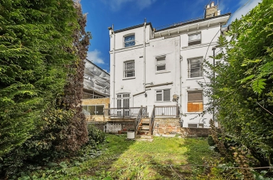 Hampstead Lane, Highgate N6 image 22