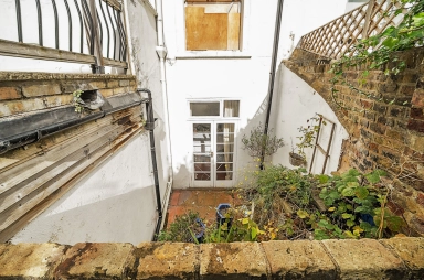 Hampstead Lane, Highgate N6 image 9