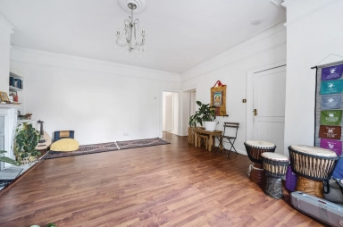 Hampstead Lane, Highgate N6 image 12