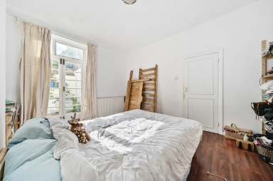 Hampstead Lane, Highgate N6 image 17