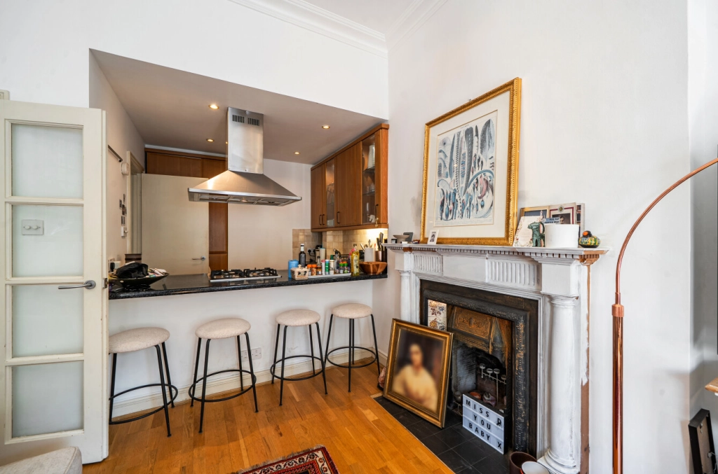 2 bedrooms apartments/flats for sale in Gayton Crescent, Hampstead Village - NW3 view 6