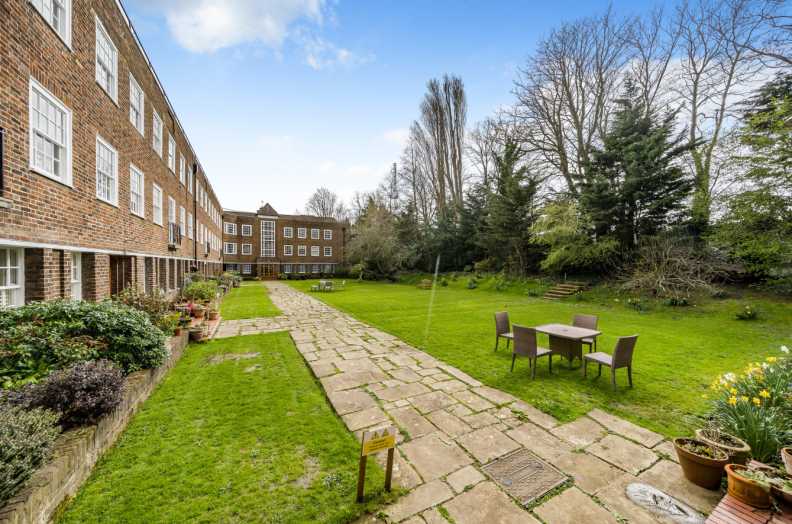 3 bedrooms apartments/flats to sale in Corringham Road, Hampstead Garden Suburb-image 11